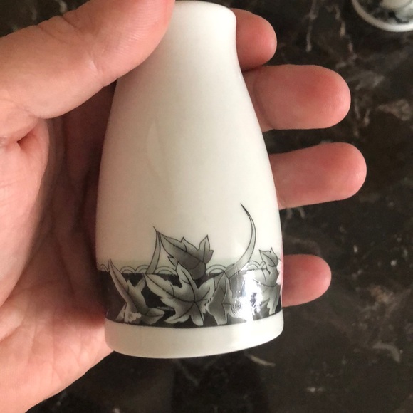 1980’s salt and pepper shaker set - Picture 3 of 5